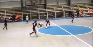 ¡De espanto! Un “fantasma” irrumpe en un partido de fútbol sala femenino en Argentina
