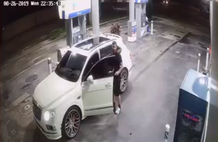 En VIDEO: Enmascarado efectuó el robo de una camioneta en gasolinera de Miami
