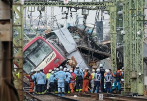 Al menos un muerto tras el aterrador choque entre un camión y un tren en Japón (FOTOS)