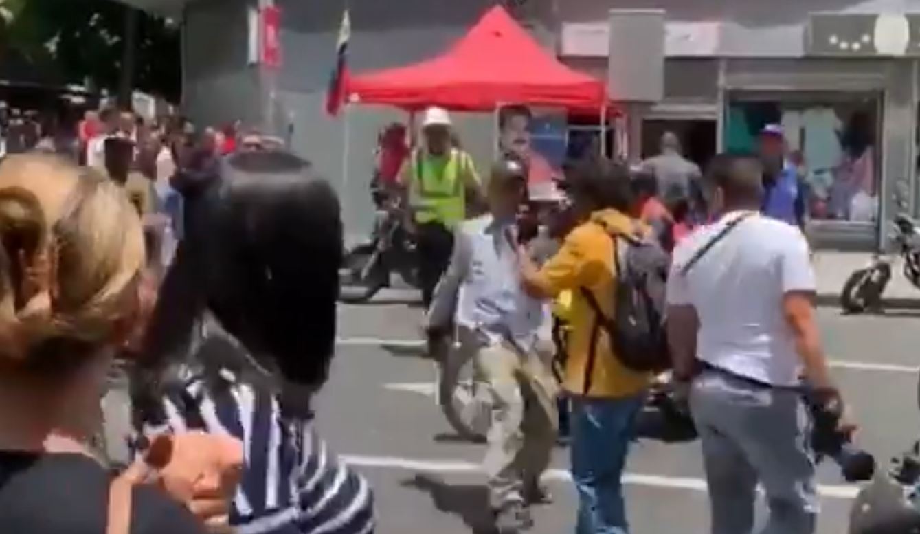 Chavista ensañado golpeó a un reportero gráfico en la protesta de docentes (Video)