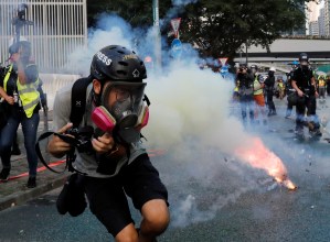 La policía lanza bombas lacrimógenas contra manifestantes en Hong Kong (Fotos)