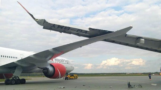 Dos aviones chocan en un aeropuerto de Moscú (Video)