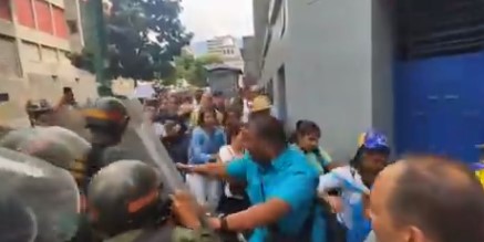 EN VIDEO: Docentes rompen piquete de la GNB y se dirigen a la sede de vicepresidencia #16Sep