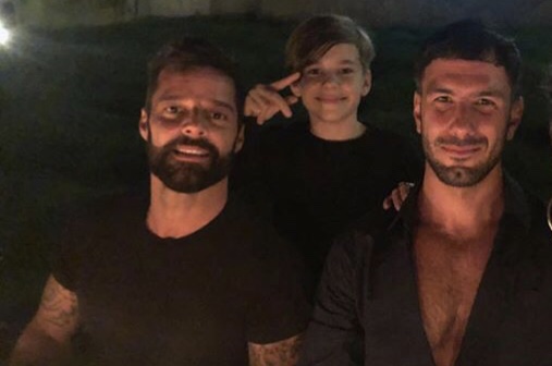 EN VIDEO: El apasionado beso de Ricky Martin y Jwan Yosef frente a su hijo