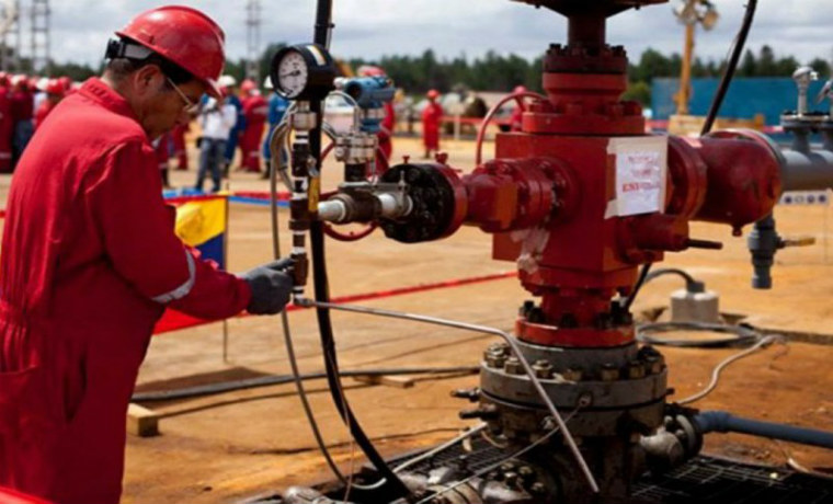 Producción de petróleo de Venezuela cayó 100 mil barriles diarios en junio (encuesta Reuters)