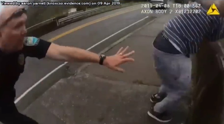 El increíble instante en que un policía salva a un suicida de saltar por un puente (video)