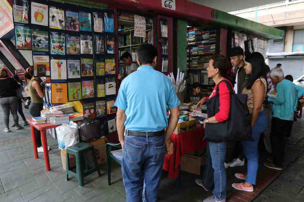 Libreros ofrecen textos usados para escolares