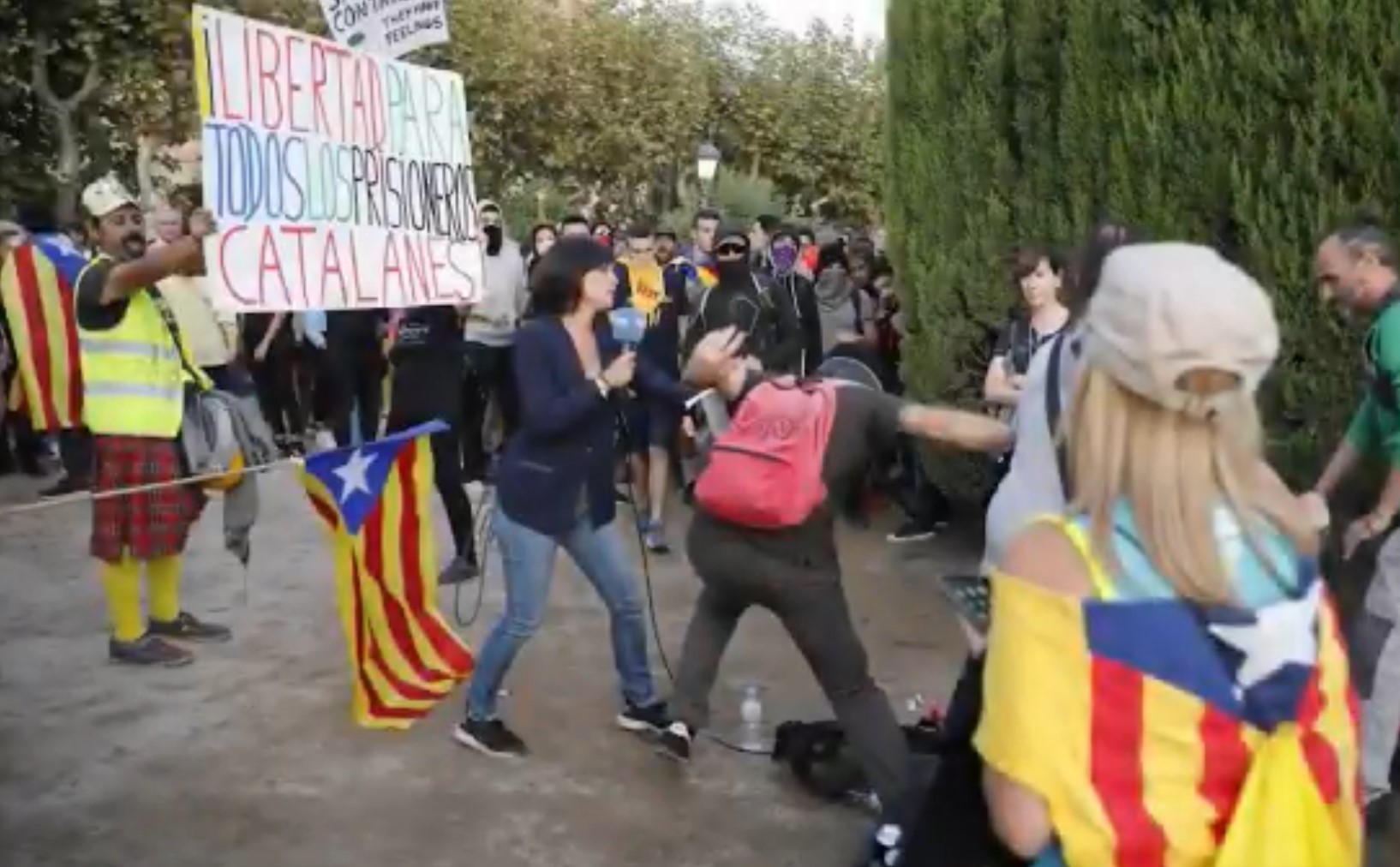 Catalanes agreden a periodista durante manifestación ante el Parlament (video)