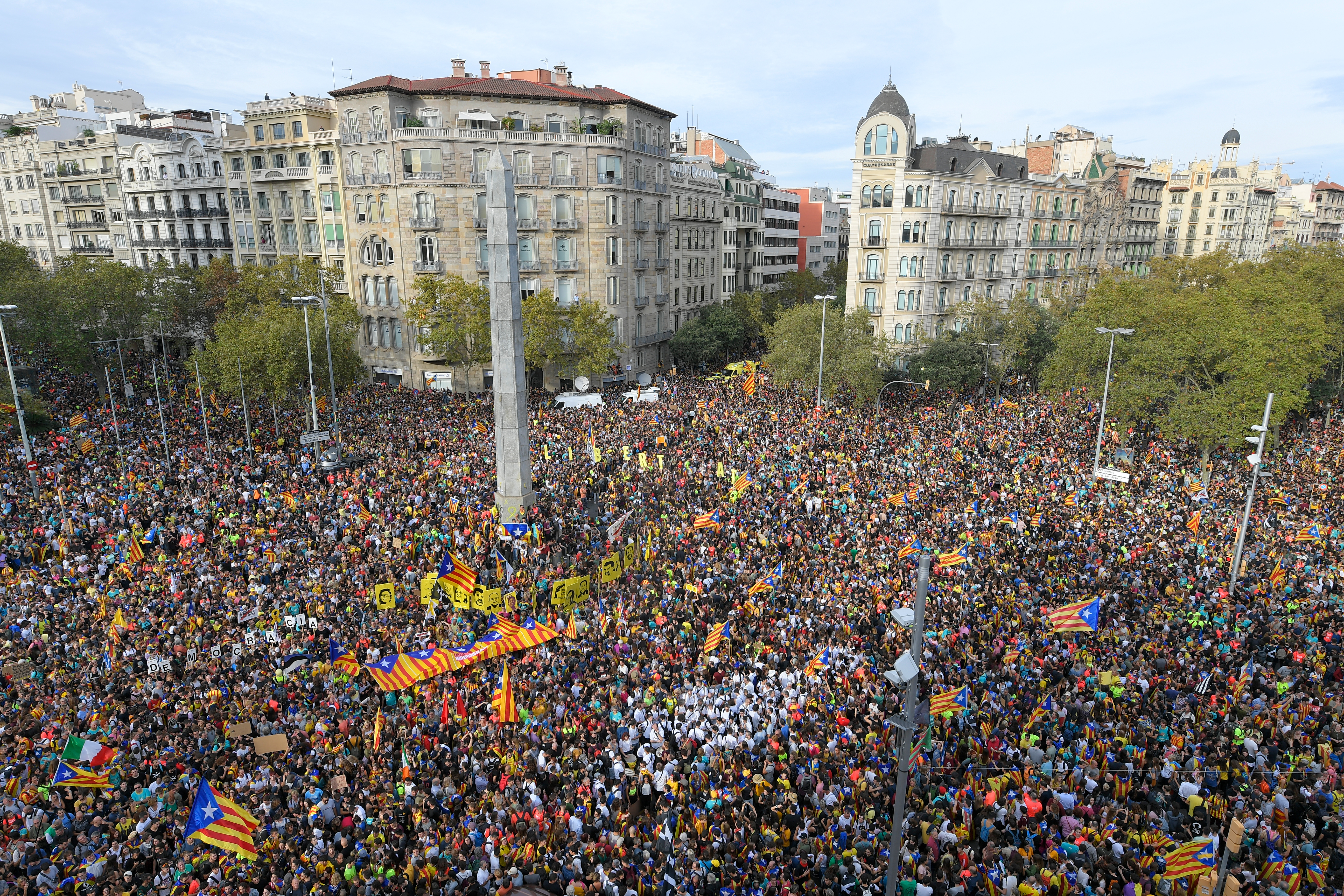 Enorme manifestación en Cataluña contra condena a los líderes independentistas