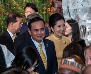Rey de Tailandia despide a seis funcionarios de palacio por actos malvados