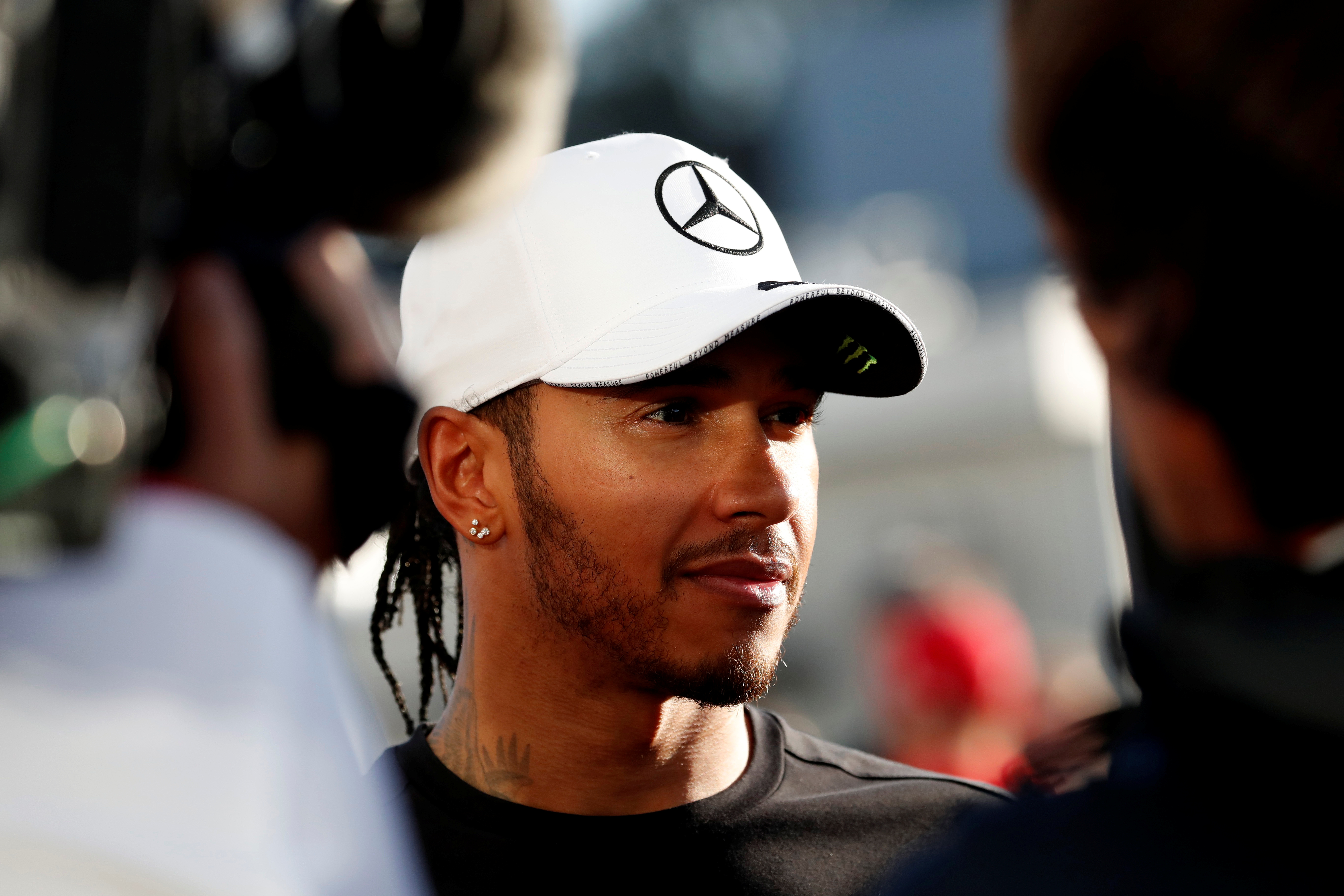 Inicio retrasado de Fórmula 1 es “casi una bendición” para Lewis Hamilton