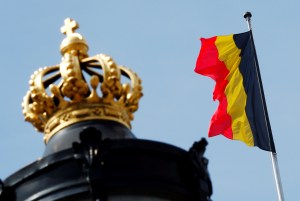 Policía belga encuentra vivos a 12 inmigrantes dentro de un camión frigorífico