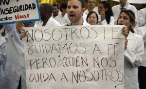 El sueldo de los médicos venezolanos no alcanza ni para pagar el transporte diario (Video)