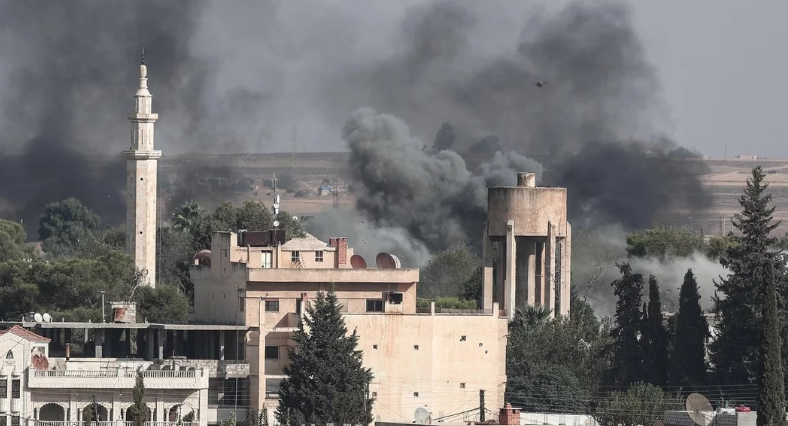 Turquía bombardeó ciudades sirias en la frontera y provocó éxodo de 100 mil civiles