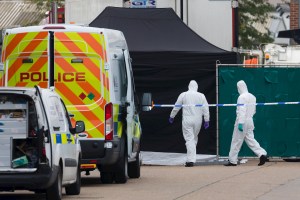 Dos víctimas de 15 años entre los 39 muertos hallados en un camión en Essex