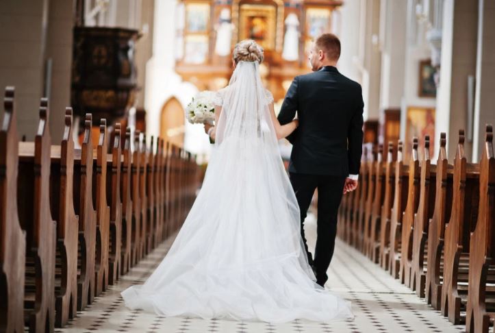 ¡JAJAJA! Sacerdote despistado declaró “marido y mujer” a… los padrinos de la boda