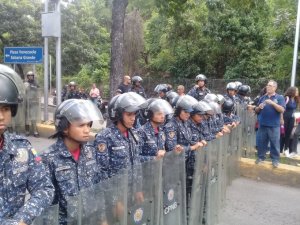 Funcionarios de la PNB agreden a profesores universitarios que protestan en la Avenida Universidad #4Oct