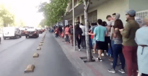 EN VIDEO: Así lucen las colas en Chile para comprar comida tras días de tensión (VIDEO)