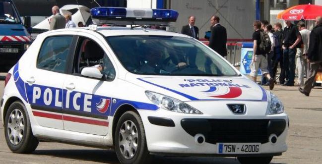 En Francia muere una persona al chocar automóvil contra un monopatín