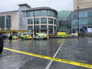 Policía antiterrorista investiga ataque con cuchillo en centro de Manchester que dejó cinco heridos