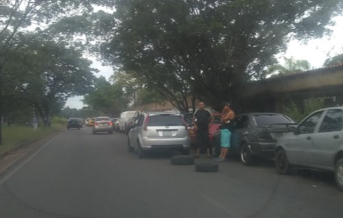 En Guayana cada día son más largas las colas para poder surtir gasolina #24Oct (Fotos)