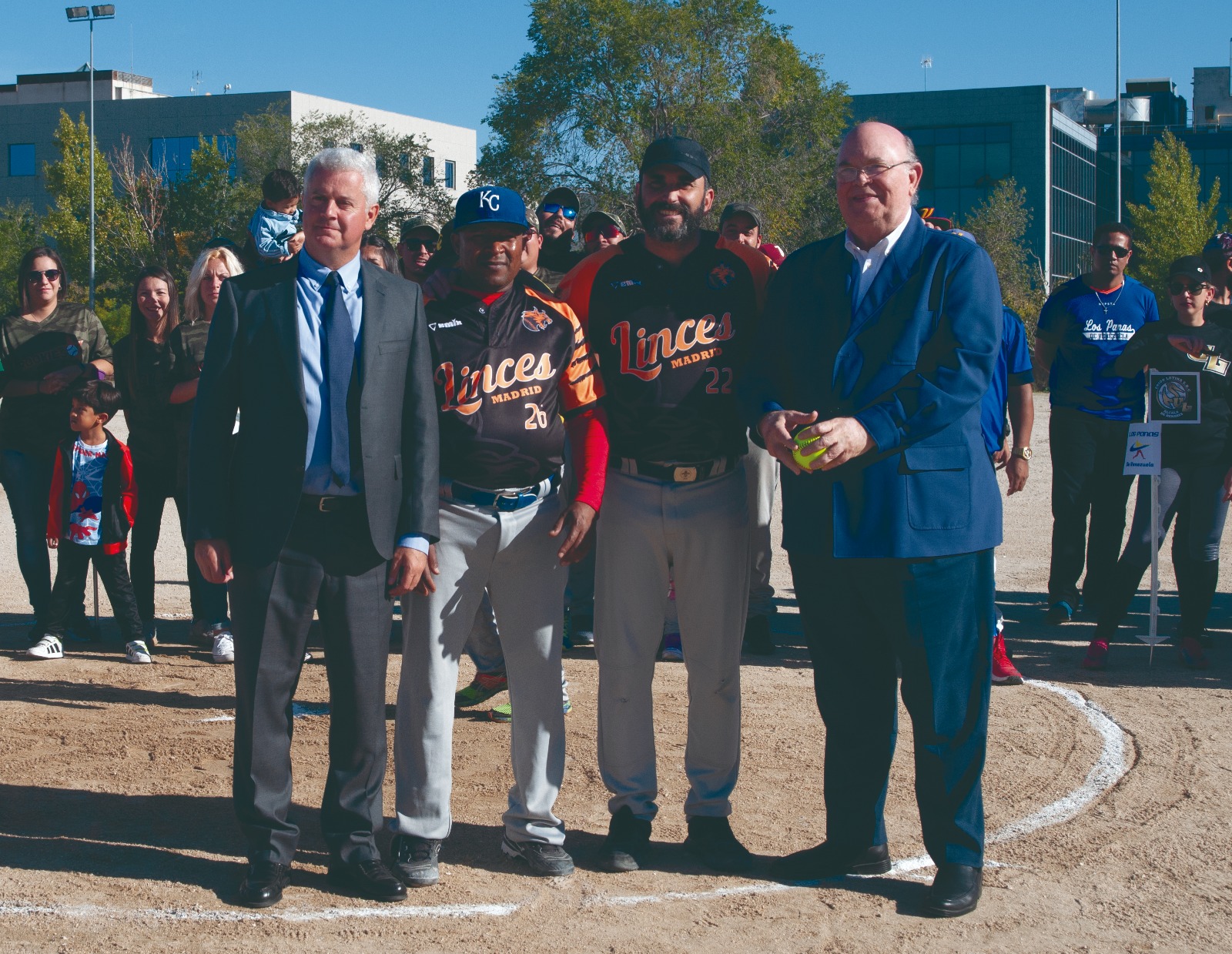 Inauguran la Liga de Softball mixta en Madrid con la presencia del embajador Ecarri (FOTOS)