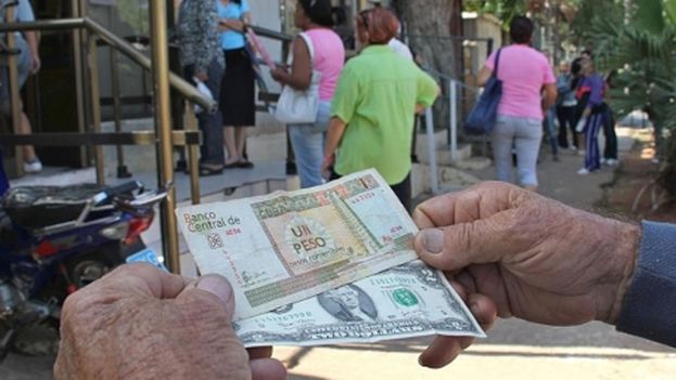 Régimen cubano niega dolarización de su economía con venta interna en divisas extranjeras