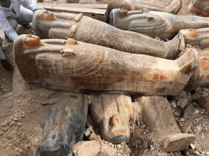 “El mayor descubrimiento en años”: Hallaron en Egipto 20 sarcófagos en perfecto estado (Fotos)