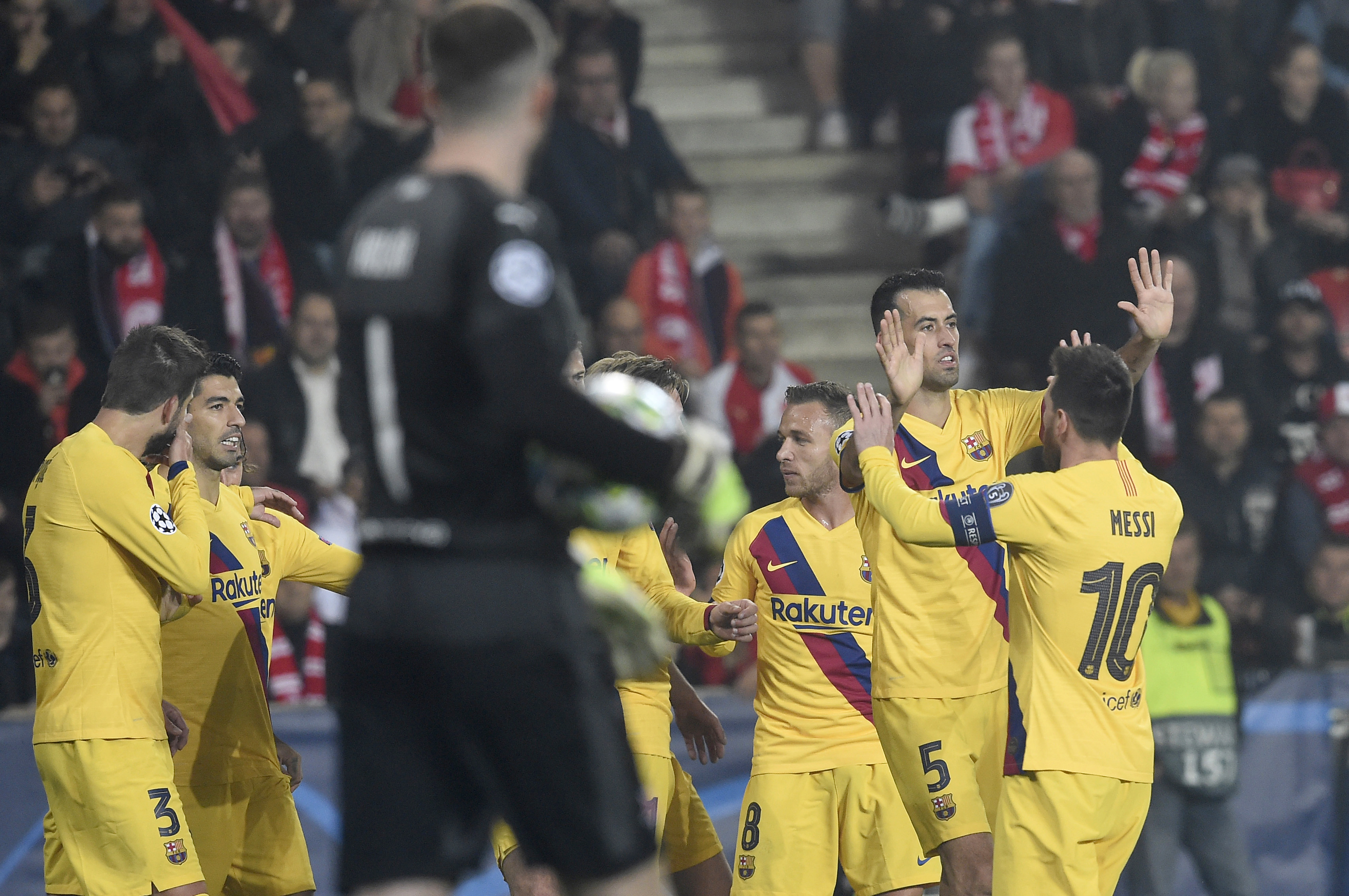 El Barcelona gana al Slavia en Praga y se pone líder de grupo en la Champions