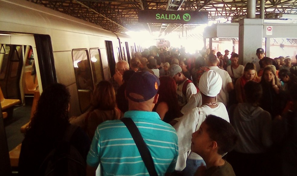 Desalojan tren en estación de Caricuao tras falla #11Oct (fotos)