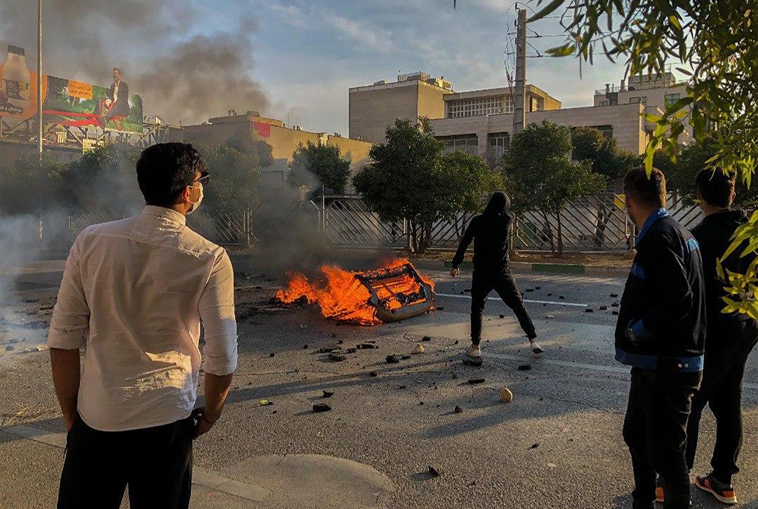 Un policía muerto en Irán durante protestas contra subida de gasolina