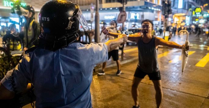 Un policía de Hong Kong disparó contra un manifestante (Video)