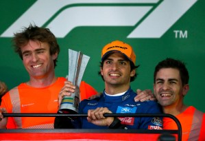 Carlos Sainz consiguió su primer podio de Fórmula Uno tras sanción a Hamilton