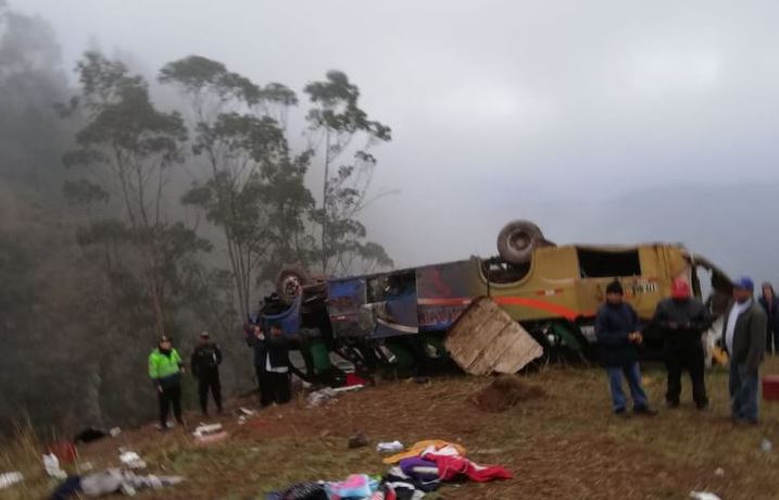 Mueren 13 personas tras caer autobús a un precipicio en Perú
