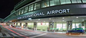 Trabajadores de catering del aeropuerto internacional de Miami protestan por salario digno