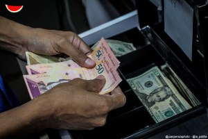 El dólar “oficial” abrirá sobre el millón de bolívares en 2021