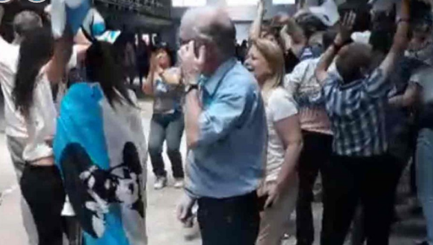 Así fue la MEGA celebración en la Corte electoral de Uruguay tras victoria de LaCalle (VIDEO)
