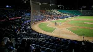 El béisbol venezolano persevera pese a la crisis del país