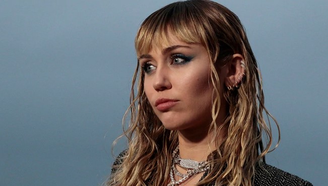 Las escalofriantes FOTOS que publicó Miley Cyrus luego que un rayo impactara su avión