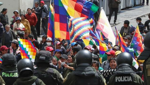 Miles de ciudadanos de El Alto junto a simpatizantes del expresidente Evo Morales marchan este viernes mientras militares bolivianos resguardan las inmediaciones de la Plaza Murillo, en La Paz (Bolivia). EFE
