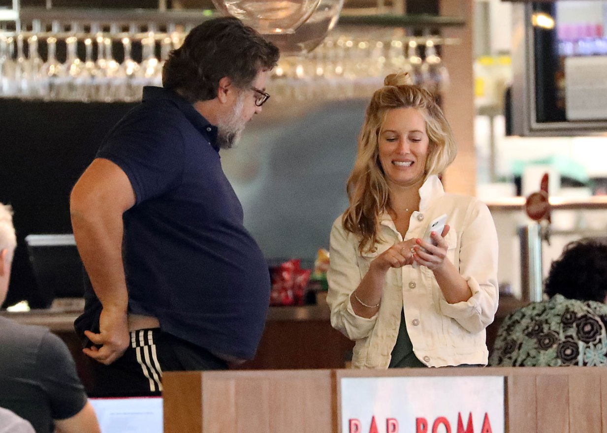 Capturan a Russell Crowe metiéndose la mano en los pantalones en público (FOTOS)