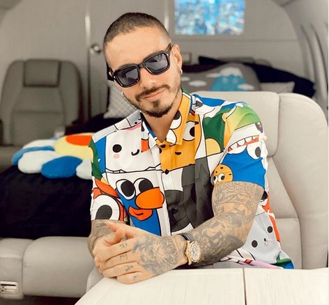 J Balvin batiéndose una de salsero en un avión… al son de Óscar D’ León (¡SABROOSO!)