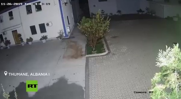En video: Una cámara captó el momento en que el sismo de magnitud 6,4 azotó a Albania
