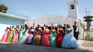Reclusas celebraron tras las rejas los quince años de sus hijas en México (FOTOS)