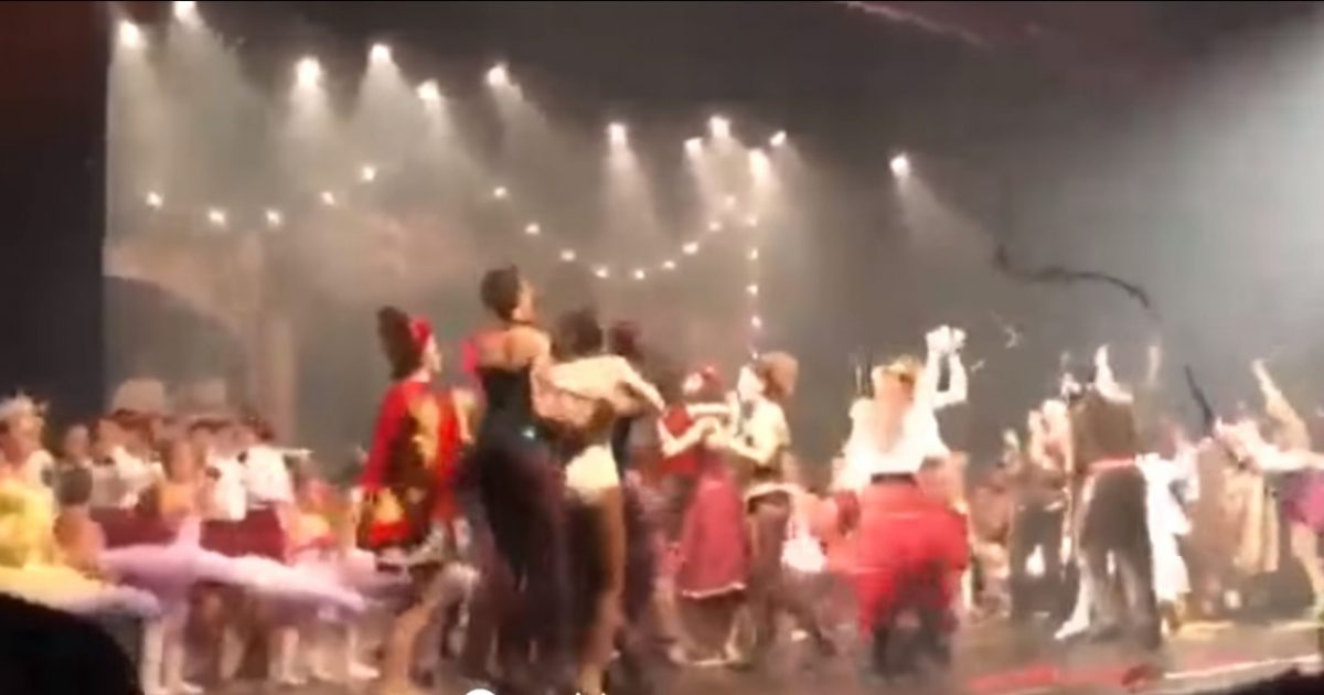 ¡Se los tragó el escenario! Bailarines sufren terrible caída tras eufórica celebración