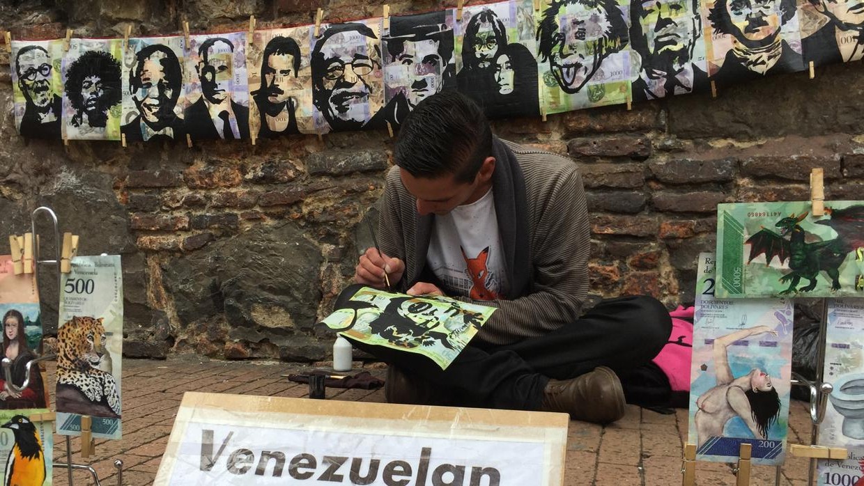 Los venezolanos exiliados en Colombia que sobreviven creando arte con bolívares