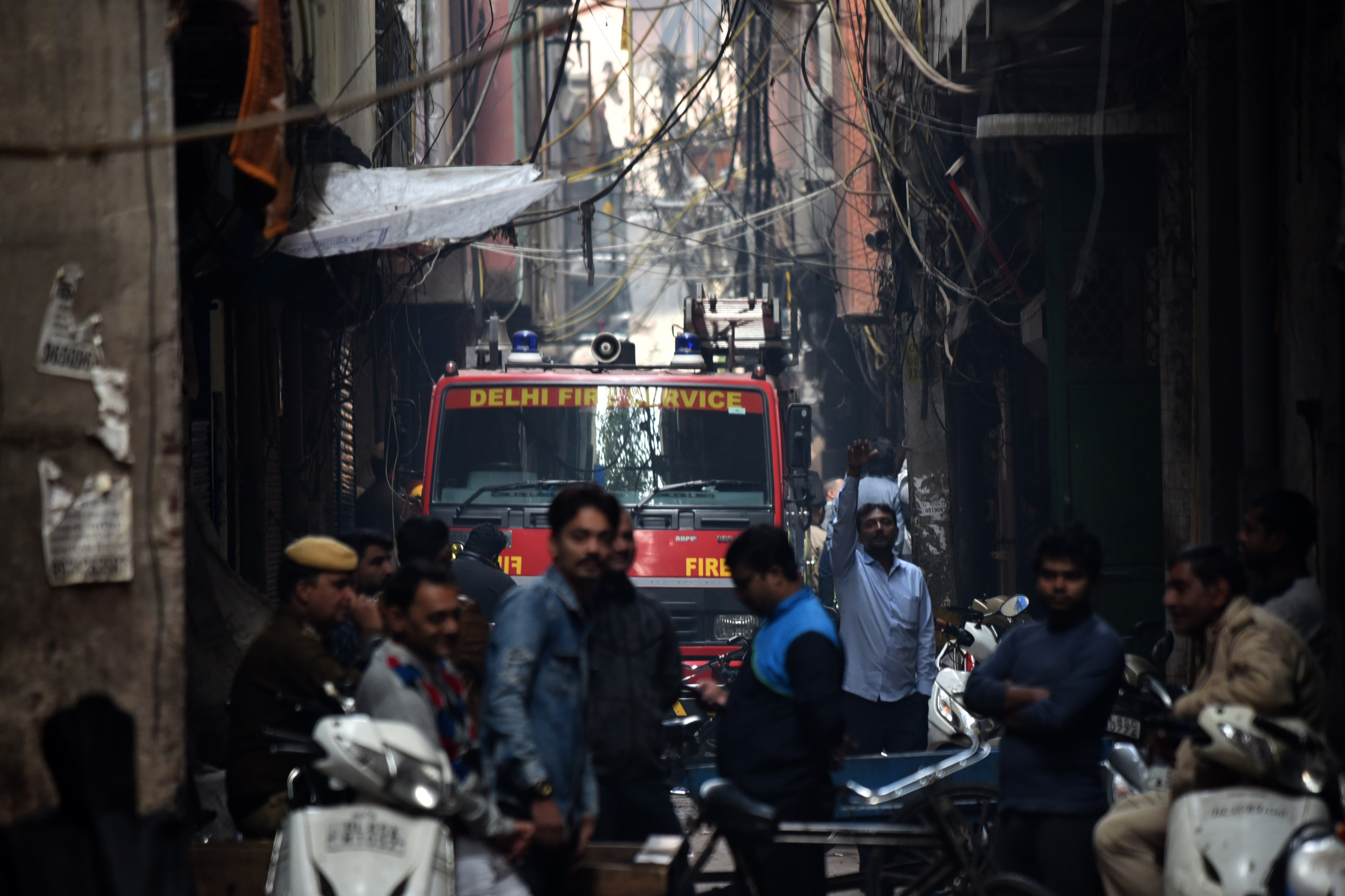 Al menos 43 muertos en el incendio de una fábrica en Nueva Delhi