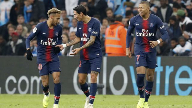 Di María celebra un gol contra el Marsella con Neymar y Mbappé. EFE