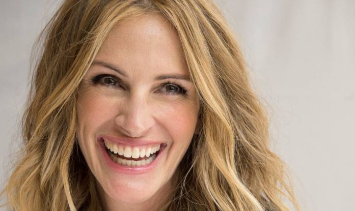 Julia Roberts muestra cómo lucir sofisticada con un jumpsuit a los 50 años (Fotos)