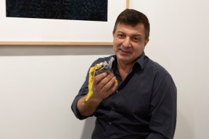 Un hombre se comió la banana del Art Basel, la obra valorada en 150.000 mil dólares (Fotos)